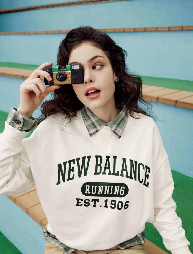 SDS美式學院風字母上衣2180元、燈芯絨拼接工作褲2980元。品牌提供