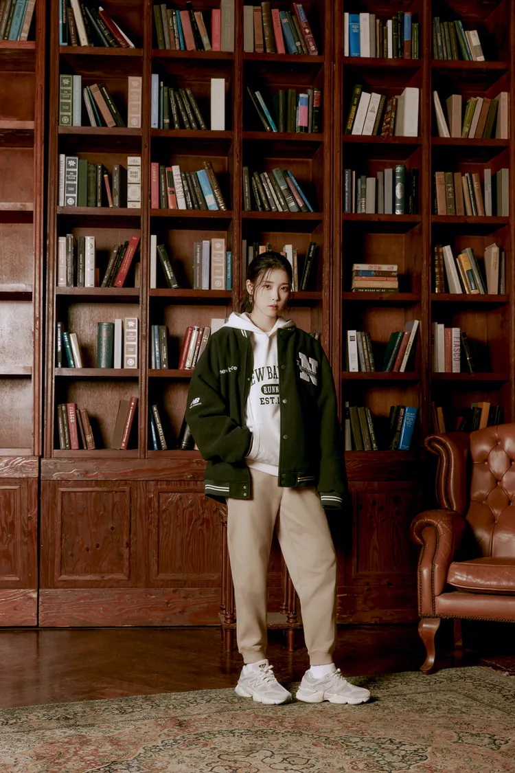 IU近期身陷抄襲風波，代言的New Balance力挺當家代言人，釋出她最新的代言照。品牌提供