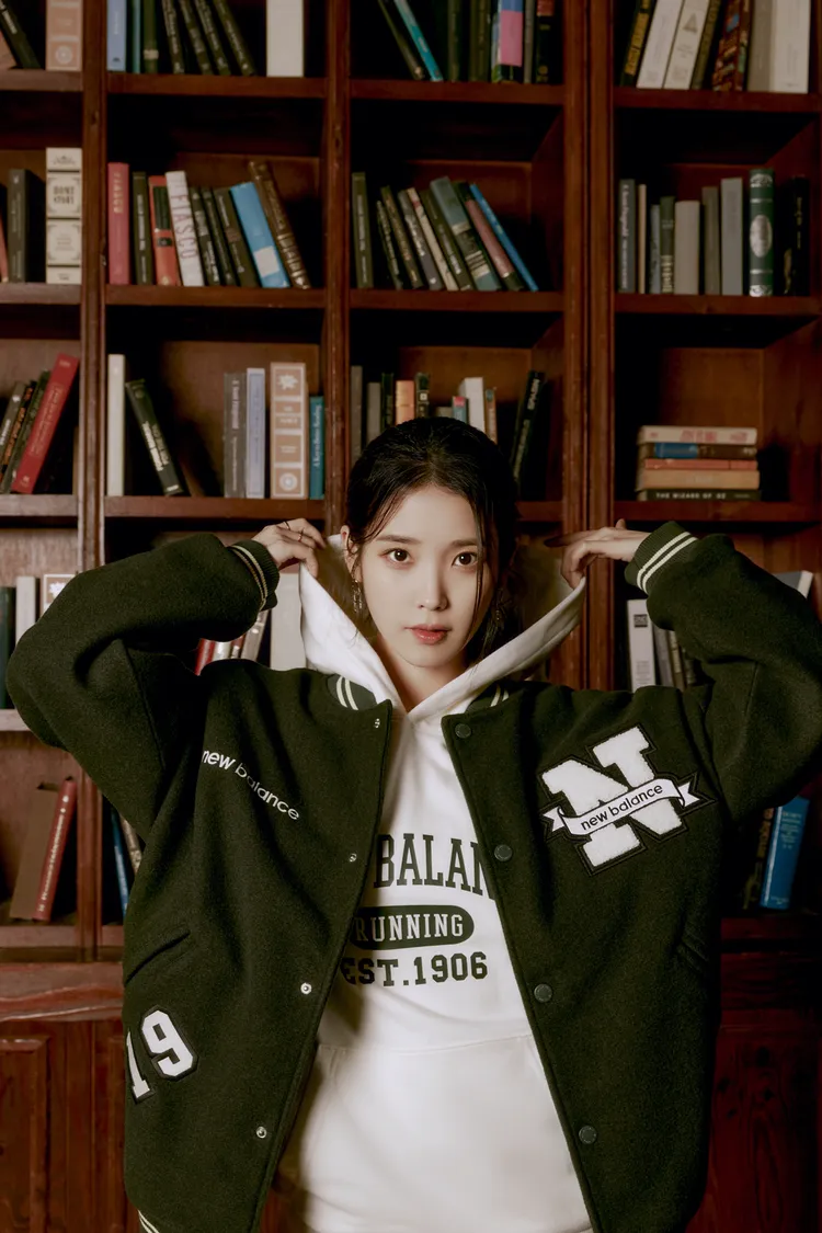 IU演繹充滿美式校園風的SDS系列春季新品，NB字母棒球外套4480元。品牌提供