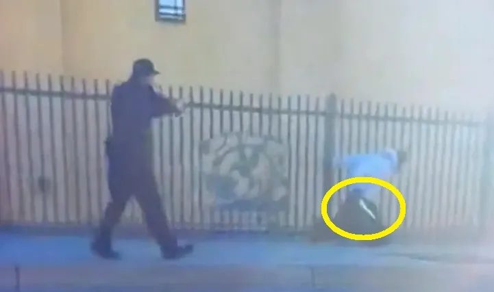 警方表示，雙腿截肢男子在「逃跑」過程中，仍有可能以「飛刀」（黃圈）攻擊員警。翻攝twitter/newyorkpost