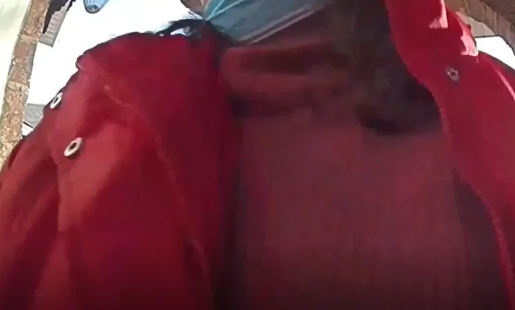 紅衣大媽使出巨胸攻擊，將鄰居的門撞得晃動不已。翻攝twitter@Fatima Suarez