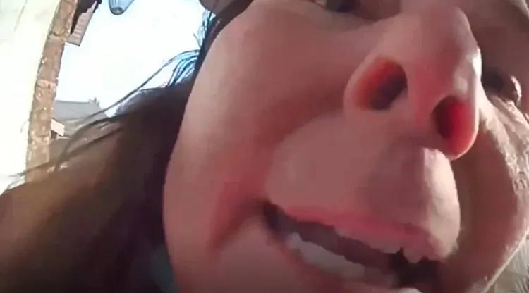 紅衣大媽嚴重騷擾鄰居長達一年，鄰居在被逼到發瘋前，將騷擾影片上傳網路求救。翻攝twitter@Fatima Suarez