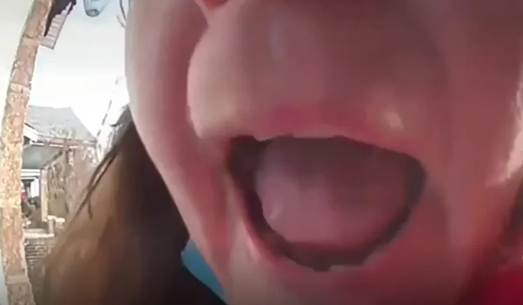 紅衣大媽張開大嘴，直接對著攝影鏡頭痛罵被害人。翻攝twitter@Fatima Suarez