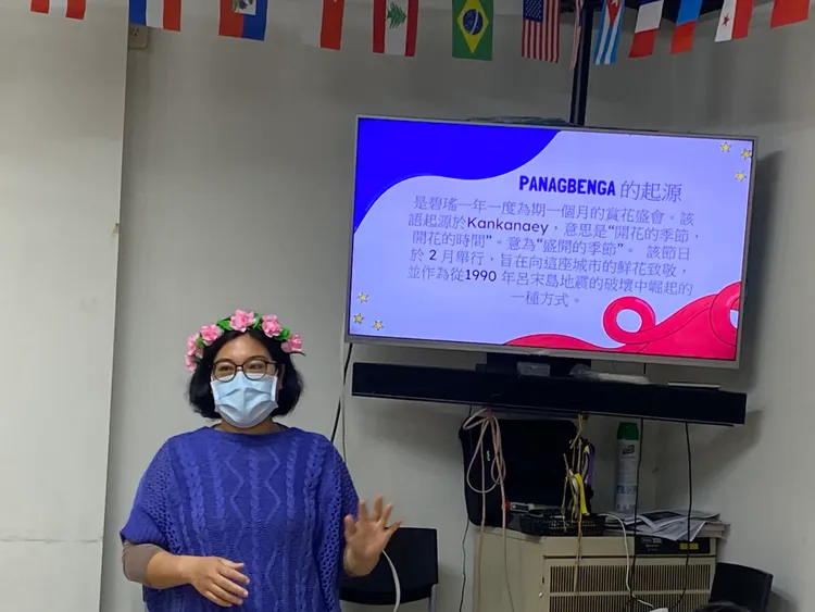菲律賓新住民羅戴娜分享碧瑤花節的由來。移民署提供
