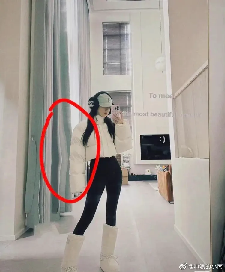 趙露思秀美照，被抓包窗簾都P歪了。翻攝沖浪的小南微博