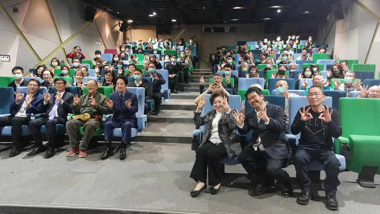 賴清德和陳其邁與上百位的高雄市二二八關懷協會與受難家屬、人權工作者們共同觀影。凃建豐攝