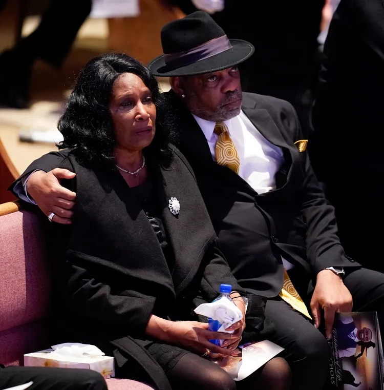 尼科爾斯的母親與繼父。路透社