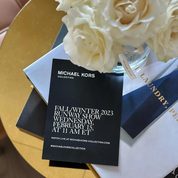 李晶晶拍下的白色玫瑰花，是MICHAEL KORS為2023秋冬系列大秀準備的邀請函。翻攝jingjing6136 IG