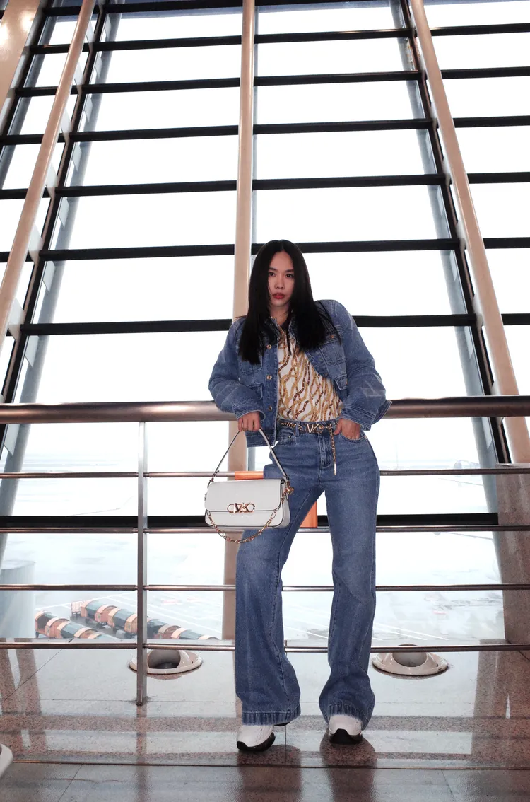 中國女星王霏霏拎著品牌主打的Parker帝國包開心飛往紐約賞秀。翻攝kieunse IG