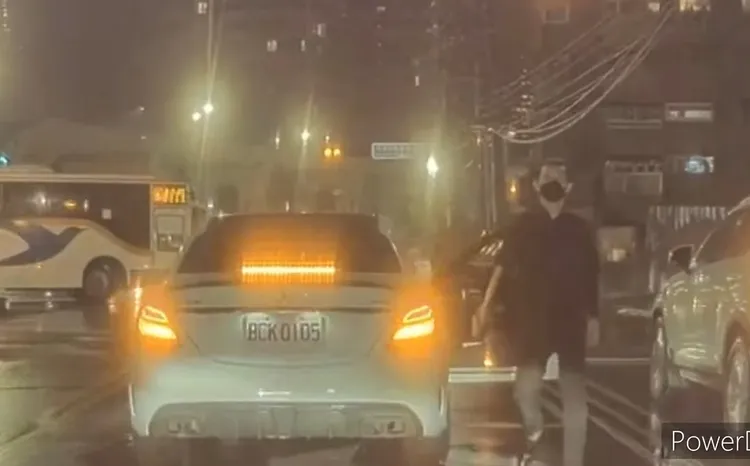 車上男子持球棒進逼。翻攝畫面