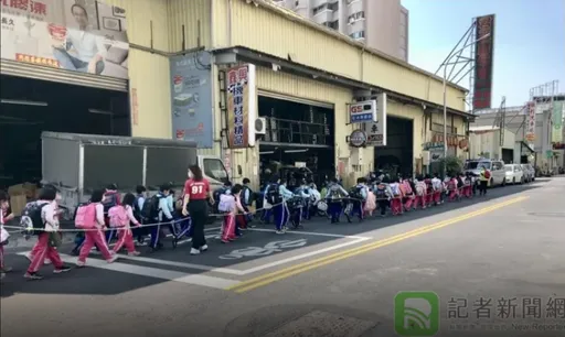 50童徒手「肉體人行道」!高雄版行人地獄? 驚是黃捷母校環境