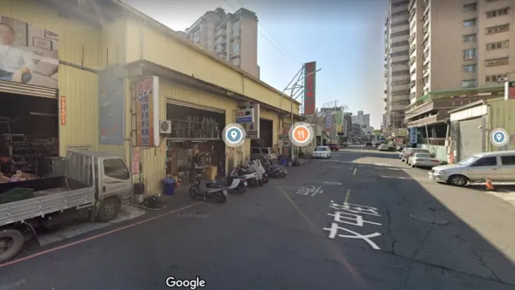 照片地點在高雄市鳳山區文中街，道路兩旁完全沒有設計人行道。。翻攝自記者新聞網