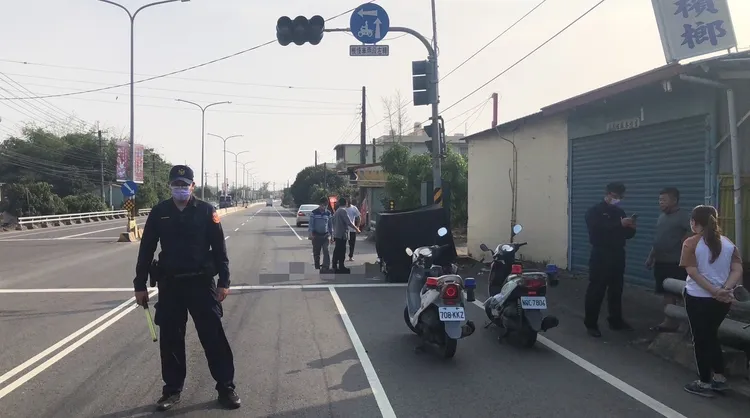 曾姓婦人載著兒子自撞號誌桿，警消到場救護，並進行交管。讀者提供