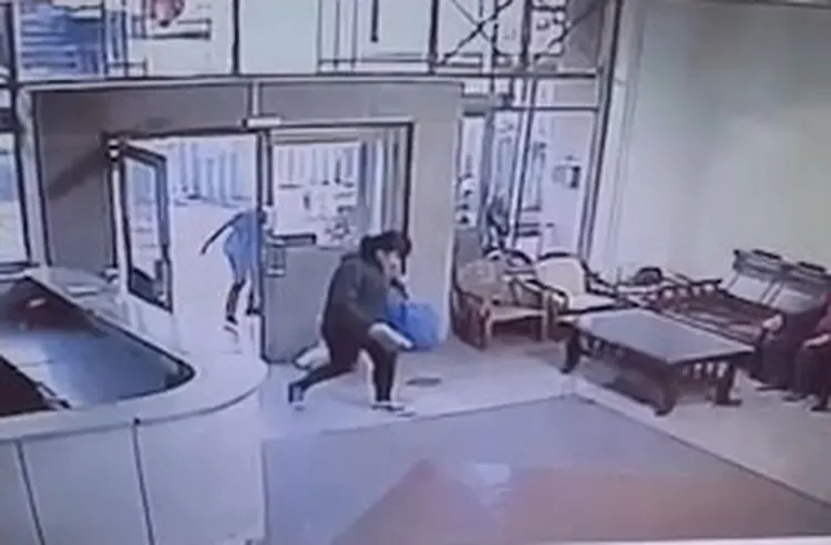 沈夙崢說，選舉公報是由鄰長發送，若夾帶特定候選人的文宣，有違反選罷法之嫌。蔡培慧競總提供