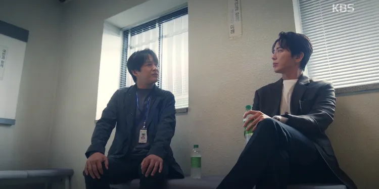 鄭容和（右）教車太鉉刪除痛苦的記憶。MyVideo提供