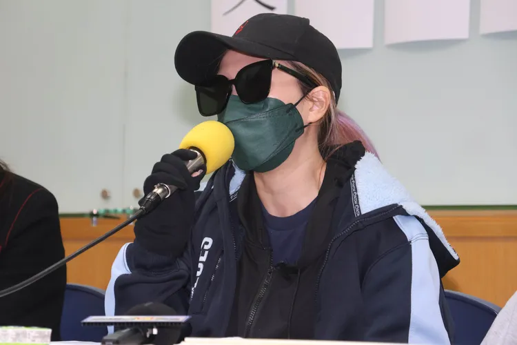 朱小姐被問及自己的身心靈狀況時，突然潸然淚下。彭欣偉攝