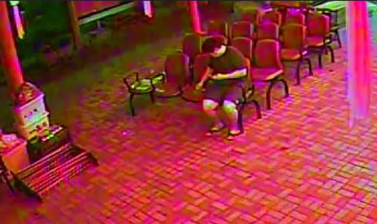 呂嫌連闖三店竊得7萬多元現金，開心在土地公廟清點贓款。讀者提供