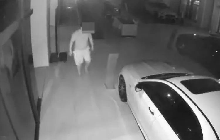 呂嫌侵入賓士車場內，翻箱倒櫃搜刮4萬多元現金。讀者提供