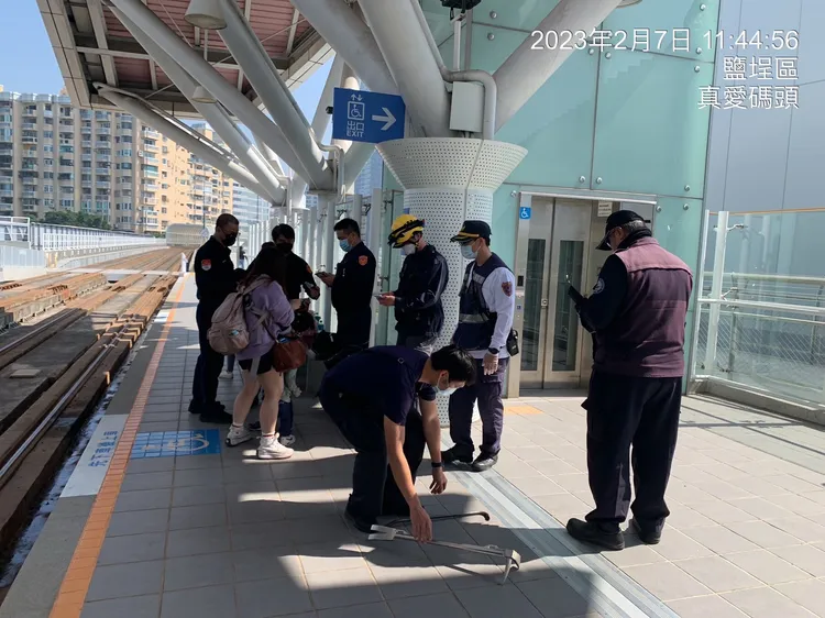輕軌司機將車緊急停靠真愛碼頭站，以救左手受困的男童。讀者提供