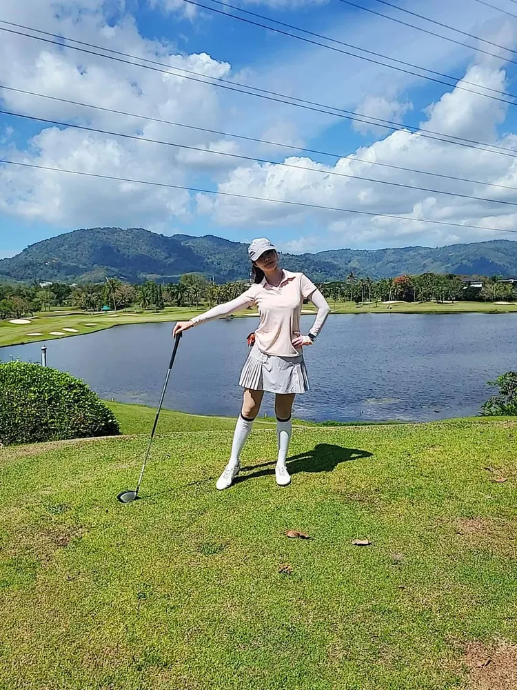 常常去打高爾夫球。翻攝岳庭臉書