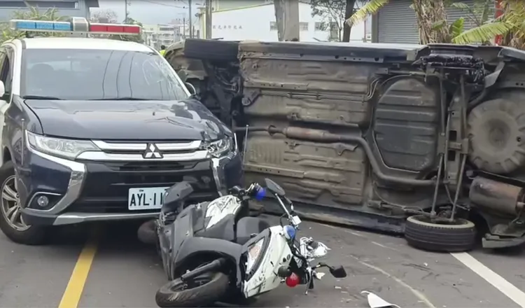 吳嫌架超衝撞警用機車後側翻，遭警方壓制逮捕。讀者提供