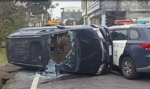 苗栗怪怪男昨騷擾店家今當街跳舞 拒檢撞警車被開8槍!翻車畫面曝光