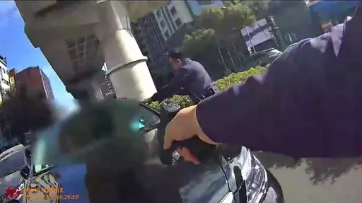 台中警開4槍追假車牌　嫌犯撞路燈！丟下女友棄車落跑7小後落網