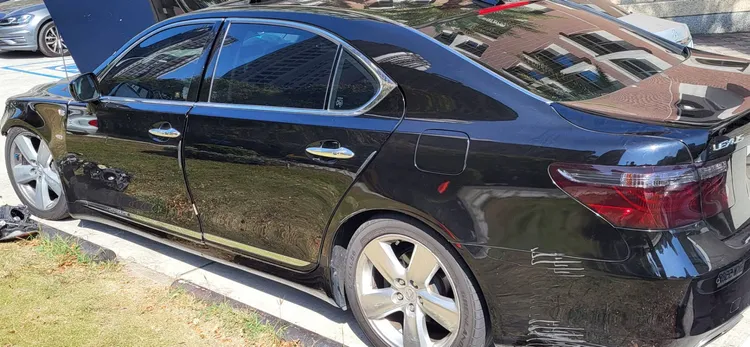 嫌犯轎車左後車輪被打爆。民眾提供