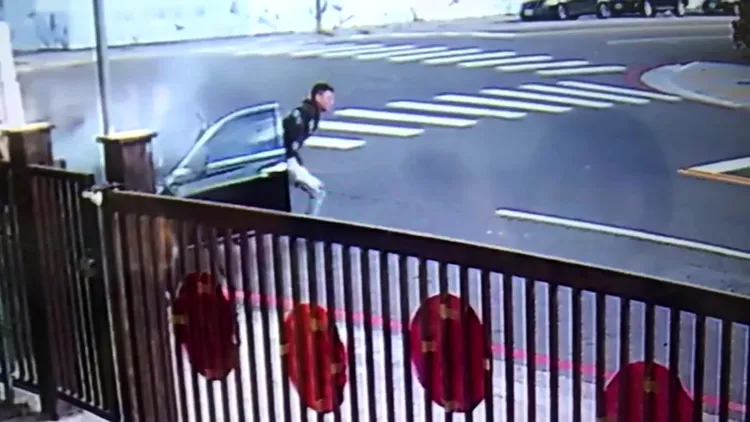 嫌犯自撞燈桿後，駕駛棄車逃逸。民眾提供