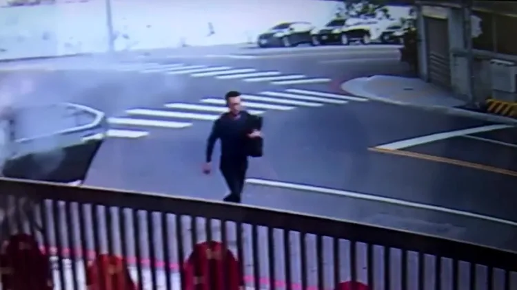 車內另名男子也逃離現場。民眾提供