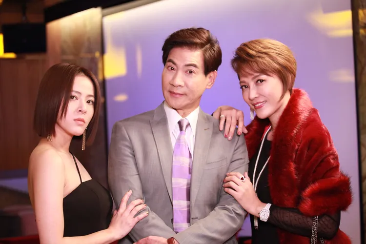 蘇晏霈（左）聯手李沛綾（右）與翁家明切磋球技。民視提供