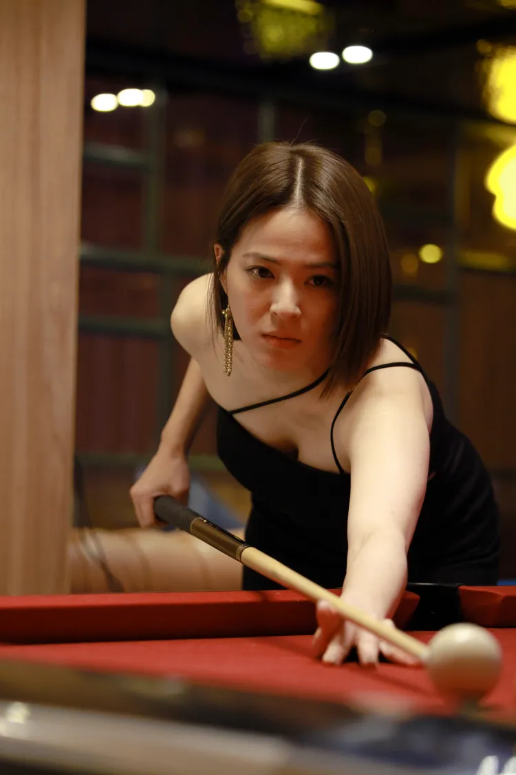 蘇晏霈拿起撞球桿架式十足。民視提供