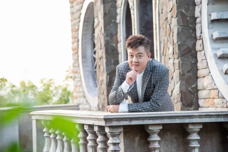 台語歌手陳志雄撞臉金曲歌王翁立友。音圓唱片提供