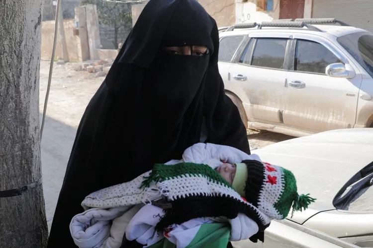 女嬰的姑姑決定領養她，將哥哥遺下的血脈養大成人。路透社