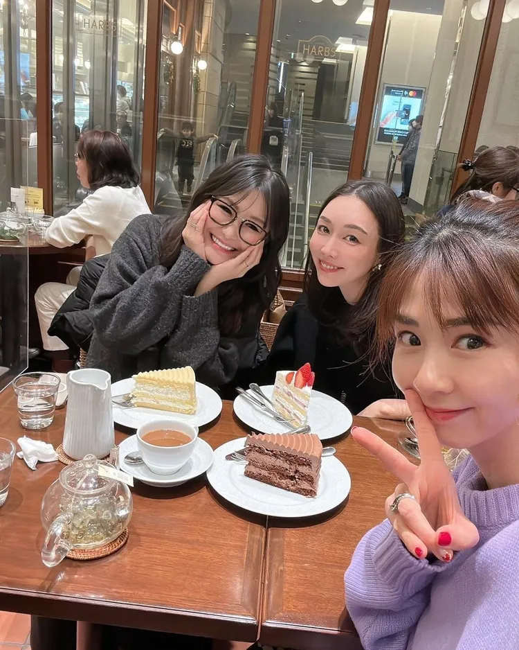 辣妹曾根（左）日前開心與星野亞希（右）等好友相聚。翻攝辣妹曾根IG