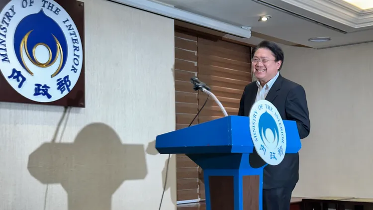 林右昌2日初次以「部長」身分召開記者會，但當主持人口誤說出「歡迎市長」時，林右昌也噴笑。潘袁詩羽攝