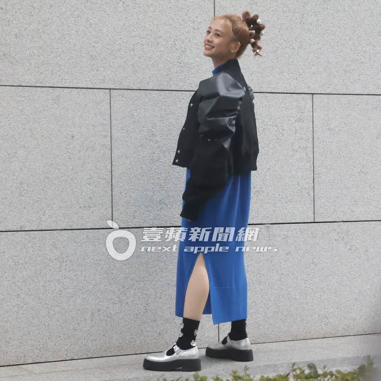 鬼鬼在網美牆前自拍，連背影視角都不放過。特勤中心攝