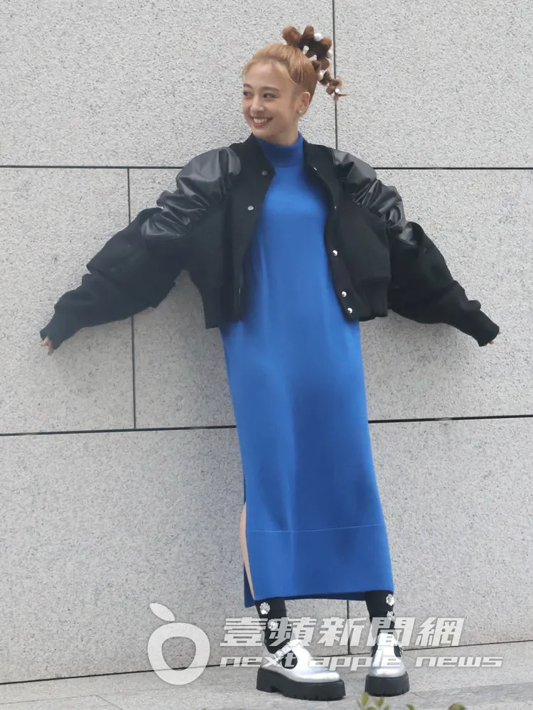 鬼鬼在網美牆前，大字型姿勢甜笑。特勤中心攝