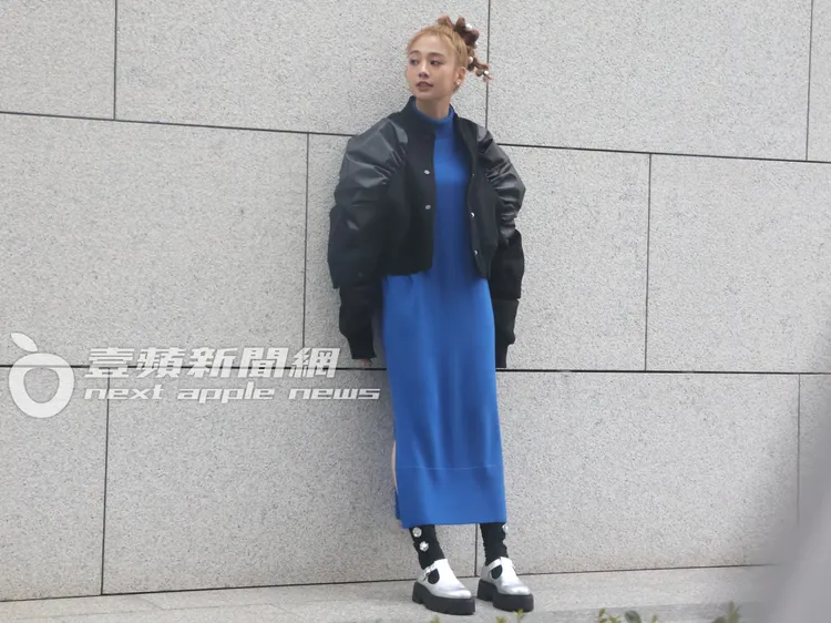 鬼鬼恢單8個月不lonely，隨興找到網美牆，20連拍孤芳自賞，把整個城市當作伸展台。特勤中心攝