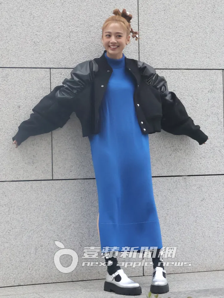 鬼鬼張開雙手甜笑20連拍，堪稱是藝能界的網美牆達人。特勤中心攝