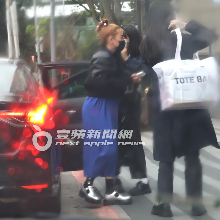 鬼鬼（左）結束殺青酒宴，帶著助理們回家。特勤中心攝