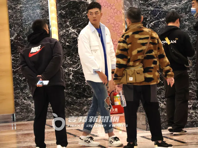 姚元浩（中）《嗨！營業中》殺青酒結束準備離開。特勤中心攝