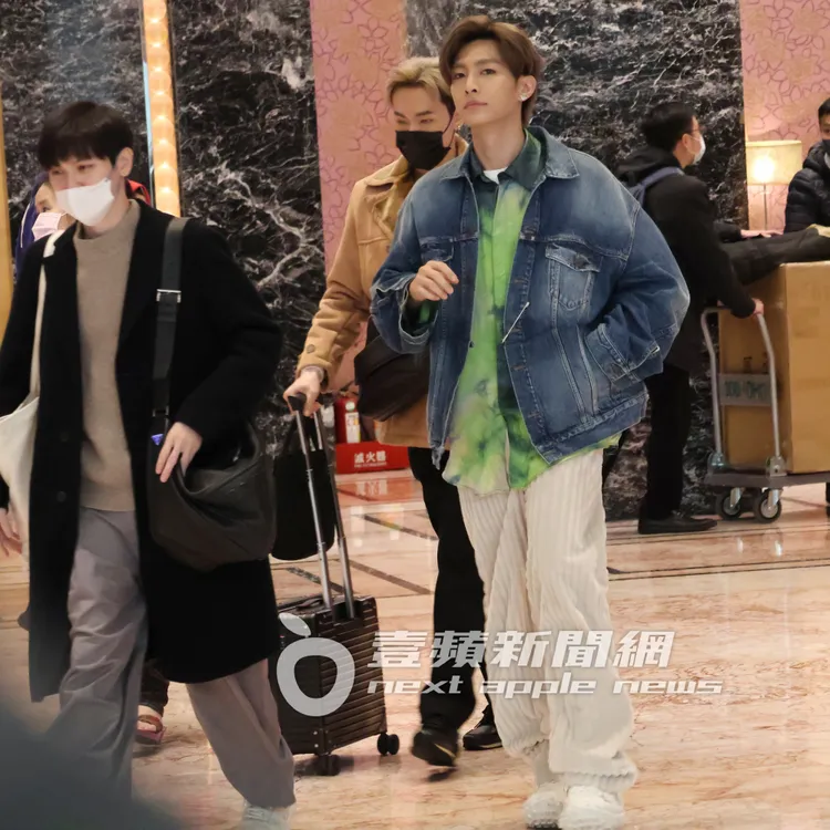 炎亞綸（右）日前穿著帥氣牛仔外套，出席《嗨！營業中》殺青酒會。特勤中心攝