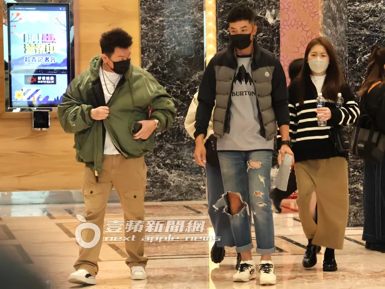 庹宗康（左起）與姚元浩及經紀人，一起離開實境節目《嗨！營業中》殺青酒會。特勤中心攝