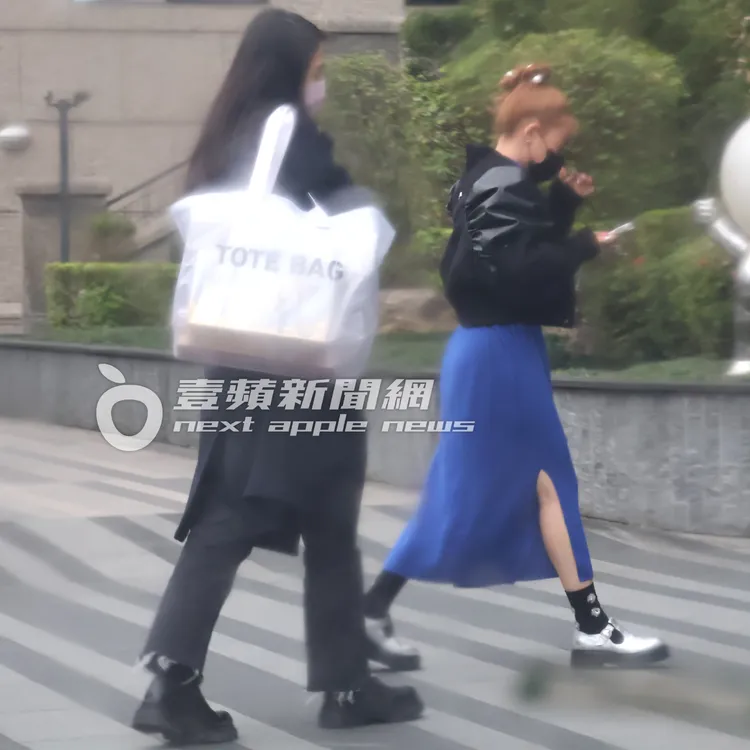 鬼鬼（右）跟助理們回到單身小香閨。特勤中心攝