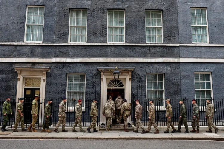 軍方人員魚貫進入官邸，參與紀念活動。路透社