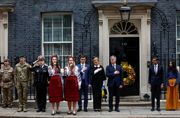 2名烏克蘭女子著傳統服飾，現場演唱烏克蘭國歌。路透社