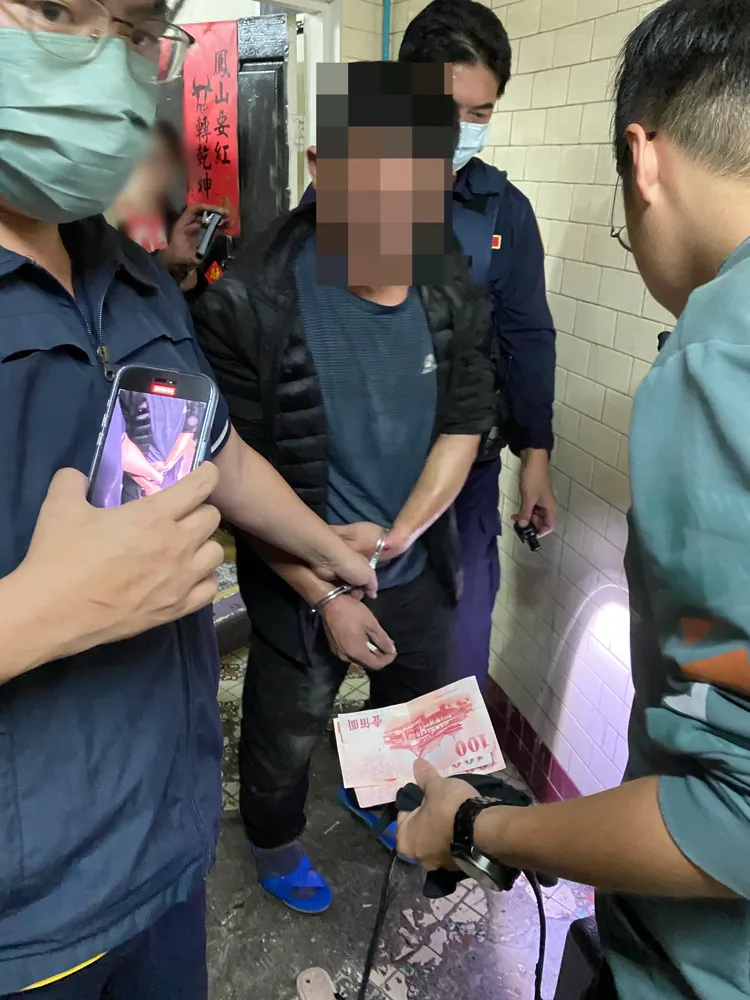 警方逮捕詹姓男子，將他依恐嚇取財送辦。讀者提供