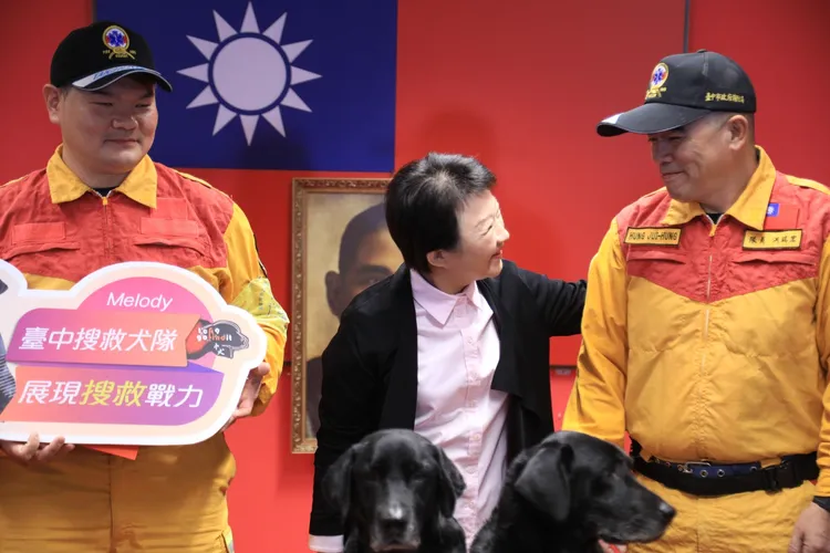 盧秀燕表揚台中市特搜大隊及搜救犬隊。台中市政府提供