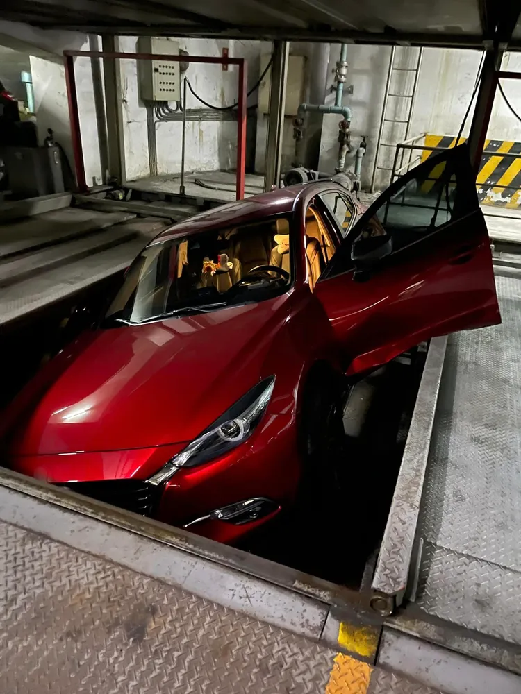 車輛遭到毀損。翻攝臉書社團《爆料公社》